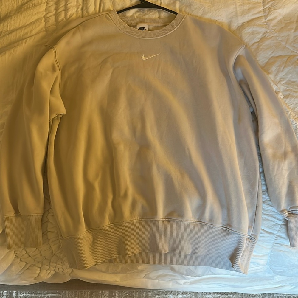 Cream Nike sweatshirt